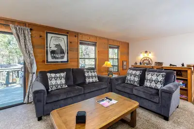 Image de Grande terrasse donnant sur un cadre boisé, à pied du village et de Starbucks - Coyo019