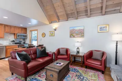 Image de Petits pieds et amis à quatre pattes courent librement dans le pont fermé - Griz02