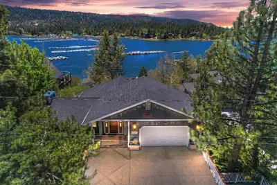 Image de Grand Lakefront Escape: 5 étoiles! High End! Dock! Théâtre! Jacuzzi! Lac! Cuisine gastronomique! Un Barbecue! Lux!