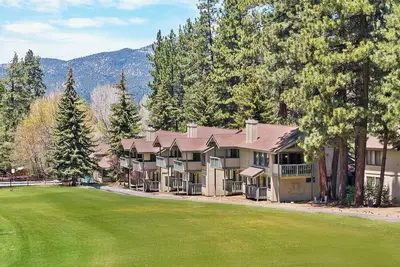 Image de À la base: Townhouse haut de gamme! Vues de Bear Mtn! Wifi! Blanchisserie! Marche pour Bear Mtn!