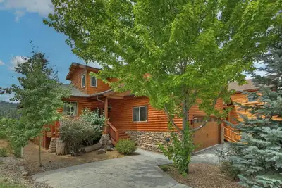 Image de Blue Moon: le luxe! Table de billard! Jacuzzi! Vues Mtn! Grande cour! Animaux acceptés! Super endroit! Un Barbecue!