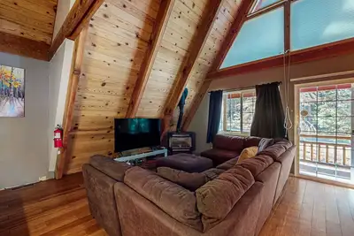 Image de Tranquille, famille A-cadre retraite avec une grande arrière-cour!