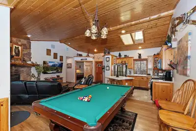 Image de Blue Jay Glen Villa: Près de Bear Mtn Resort! Câble et WiFi! Vues d'arbres! Grande terrasse! Cheminée!