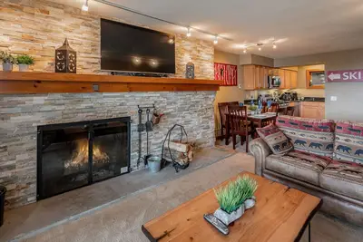 Image de Ski-On / Ski-off Magnifique Condo 2-Lits / 2-Bath Remodeled au lever du soleil à Killington