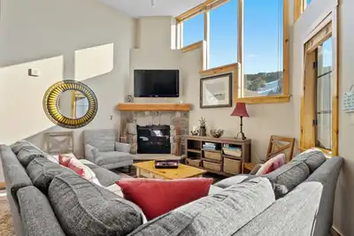Image de Condo River Run, plafonds voûtés, cuisine améliorée, vue sur les pentes, Wifi gratuit
