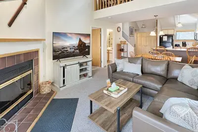 Image de Woods Resort Village 10 joliment décoré, à pied de la piscine, à 5 minutes de la montagne.