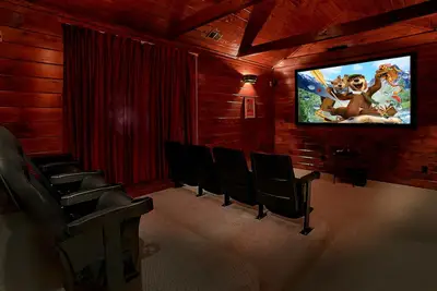 Image de 5 chambres de luxe Gatlinburg Cabine avec Home Theater Chambre