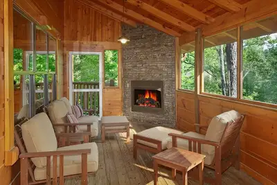 Image de 4 Chambre Cabine avec véranda et Foyer d'extérieur!