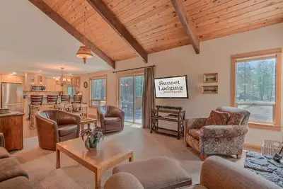 Image de Près de Fort Rock Park, à quelques minutes de Sharc, Hot Tub Nouveau 2019 8 Sharc Passes! !