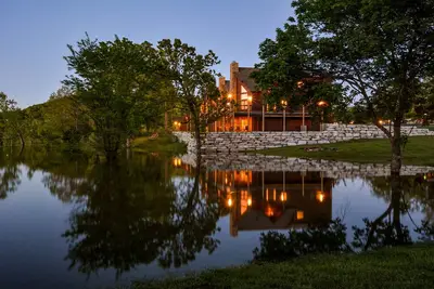 Image de Chalet de luxe au bord du lac ~ 2 piscines ~ Services gratuits ~ Dock ~ Kayaks ~ MiniGolf ~ Glissade d'eau