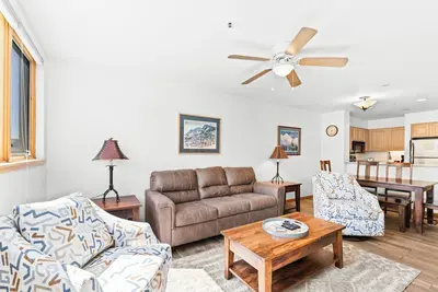 Image de Condo au bord du lac, vue sur la montagne et le lac, lit king, garage privé, Wifi gratuit