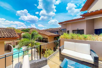 Image de Condo ensoleillé avec piscine à débordement partagée et courts de tennis - à quelques pas de la plage