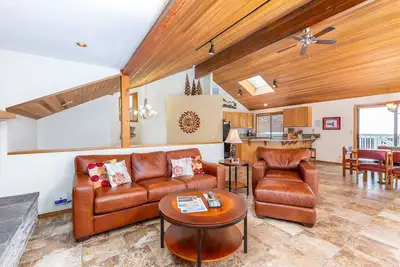 Image de Vue sur la rivière Deschutes, Ping-Pong, maison inversée, air climatisé, bain à remous- Gold05