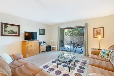 Image de Confortable Niveau Rez Ranch club Condo, Pool & Spa, minutes du centre ville, à deux pas d'épicerie