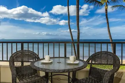 Image de Les vues sur le front de mer donnent l'impression d'être assis sur l'eau au Sugar Beach Resort # 334