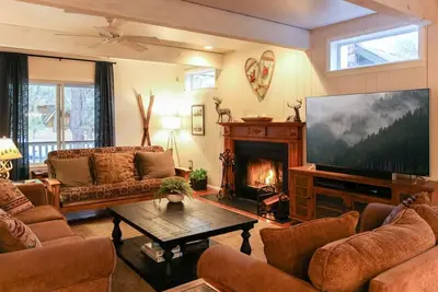 Image de maison Knollwood Retreat- 5 Star dispose Spa, Salle de jeux et Horseshoe Pit!