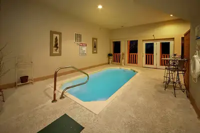 Image de Incroyable Cabine Piscine intérieure - Table de billard, bain à remous, sauna, Pont couvert pour 4 personnes