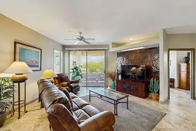 Image de Condo de charme avec piscine partagée, bain à remous et terrasse privée