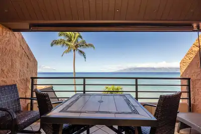 Image de Kul418 - West Maui Beach Front, condo haut de gamme pour rénovation - Vue fabuleuse sur l'océan; 1 Br / 1ba