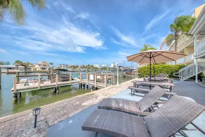 Image de Flip Floppin 3 a Spacieux 1er étage 2 chambre 2 salle de bain avec vue sur l'eau