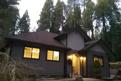 Image de Nouvelle maison personnalisée, retraite spacieuse isolée avec baignoire jacuzzi. 10 min du Nevada City