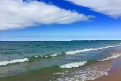 Image de Beau condo Homestead de quatre chambres sur la magnifique baie de Bear Sleeping, Lake Mi