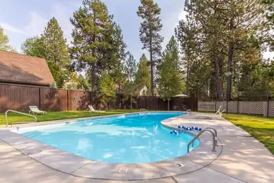 Image de Chalet confortable dans les bois avec accès à la piscine complexe, 1 suite principale - Ranc17