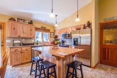 Image de Escapade dans les bois avec A / C, bain à remous, ping pong, niveau unique - Yelr03