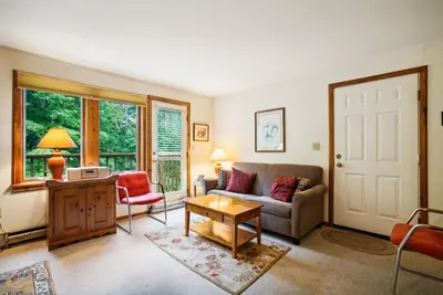 Image de Spacieux une chambre avec mezzanine situé en face de Pico Mountain!