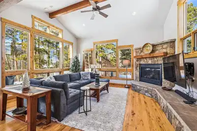 Image de Custom Private Home Peak 7 - Billet de remontée gratuit pour barbecue et bain à remous pour février