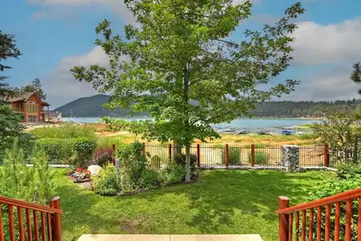 Image de Lakeside Living: Lakefront avec Dock Boat! Luxe! Lac et montagne! Barbecue à gaz!