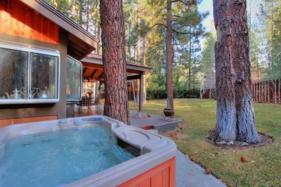 Image de Running Bear: Marchez jusqu'au sommet de la neige! Table de billard! Luxe! Great Backyard! Jacuzzi! Suite Maître!