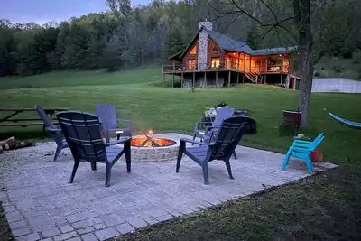 Image de L'évasion sans dérive! Grande cabine moderne / 57 acres privés dans une zone sans dérive Wi