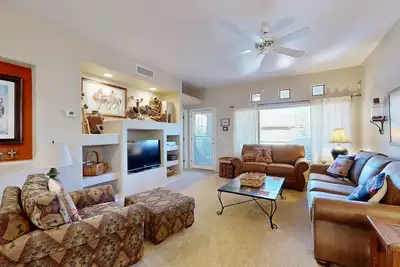 Image de Élégant condo avec une piscine partagée, bain à remous, et de belles vues sur la montagne!