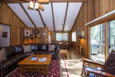 Image de 2 suites Master King Retreat, amour des chiens, rénovation de cuisine, bain à remous- Diam23