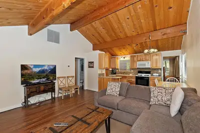 Image de Pins cachés: près de la montagne d'ours! Un Barbecue! Pont! Table de baby-foot! Cheminée! Cour!