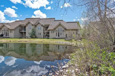 Image de Bien équipé, condo sur deux niveaux, Ski Hill Rd mais toujours près du centre-ville