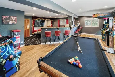 Image de Highwood Acres: Hot Tub! Table de billard! Barbecue au gaz propane! Foyers multiples! Cuisine gastronomique!