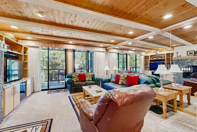 Image de Townhome confortable w / piscine partagée, terrasse, et de beaux couchers de soleil - à pied du lac!