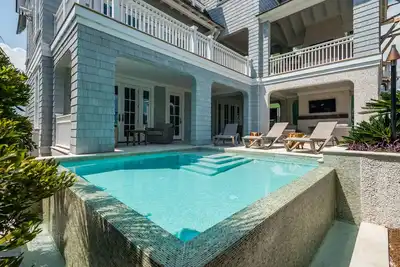 Image de Accès exécutif à la maison! Vues sur le golfe et piscine privée!