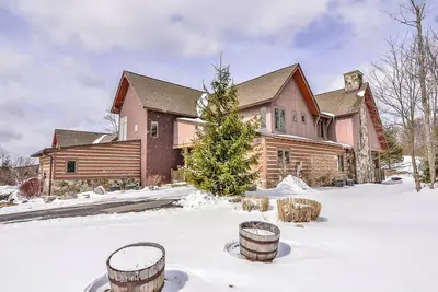 Image de Lazy Bear Chalet - Ski in / Ski out home au sommet de Wisp Resort