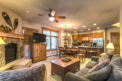 Image de Ski-in / Ski-out, spacieux condo haut de gamme 2 chambres, buanderie privée, Wifi gratuit
