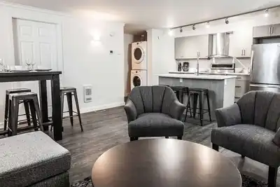 Image de Suite Novlan: Condo haut de gamme et confortable, récemment aménagé