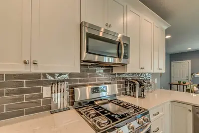 Image de M & J's Place: une nouvelle maison du centre-ville avec terrasse sur le toit