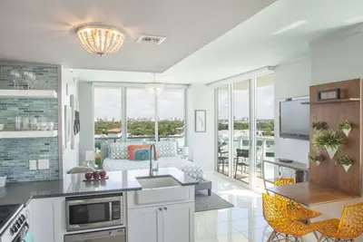 Image de Suite Studio Privé: Hôtel Coconut Grove au 10e étage. . . Comprend le parking!