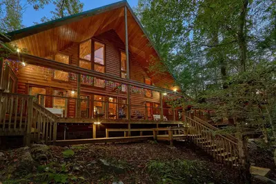 Image de Chalet sur le ruisseau! 4 chambre cabine de luxe avec foyer extérieur!