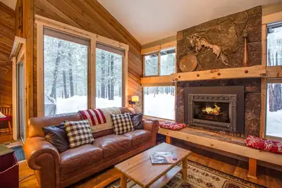 Image de 3 Bdrm Mountain Cabin, A / C, à quelques pas du village, bain à remous et terrasse
