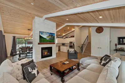 Image de Dew Drop Inn: Salle de jeux! Câble et WiFi! Vues de la pente de ski! Marchez vers le lac et le parc! Jacuzzi!