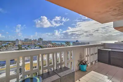 Image de Nouveau! Charming 1br Hollywood Condo w / Ocean Views!