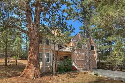 Image de Big Tree Lodge: Ping Pong! Cheminée à bois! Câble! Internet! Bbq au propane!